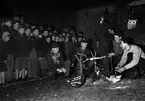 Scouter grillar, steker korv och kyckling bakom församlingshemmet vid julskyltning år 1954. Scoutverksamhet. Grillning. Vinter. 
...
...
...

385 bilder om Linköping på 1950-talet från tidningen Östgötens arkiv. Framtidstro och optimism är ord som sammanfattar Linköping på femtiotalet. Årtiondet innebar satsningar för att förbättra linköpingsbornas livsvillkor. Bostadsfrågan och trafiklösningarna dominerade den lokalpolitiska agendan.
Bilderna digitaliserades år 2013.