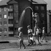 Vattenlek i juni 1958. Bilden är tagen vid Stjärnhusen i Fridhem. Uppgiftt om namn på barnen saknas.
Vatten. Dusch. Barn. Lek. ...

385 bilder om Linköping på 1950-talet från tidningen Östgötens arkiv. Framtidstro och optimism är ord som sammanfattar Linköping på femtiotalet. Årtiondet innebar satsningar för att förbättra linköpingsbornas livsvillkor. Bostadsfrågan och trafiklösningarna dominerade den lokalpolitiska agendan.
Bilderna digitaliserades år 2013.