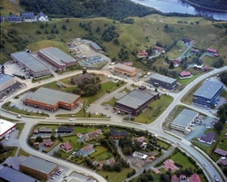 Flyfoto over Fossegrenda med Foto Schrøders bygg