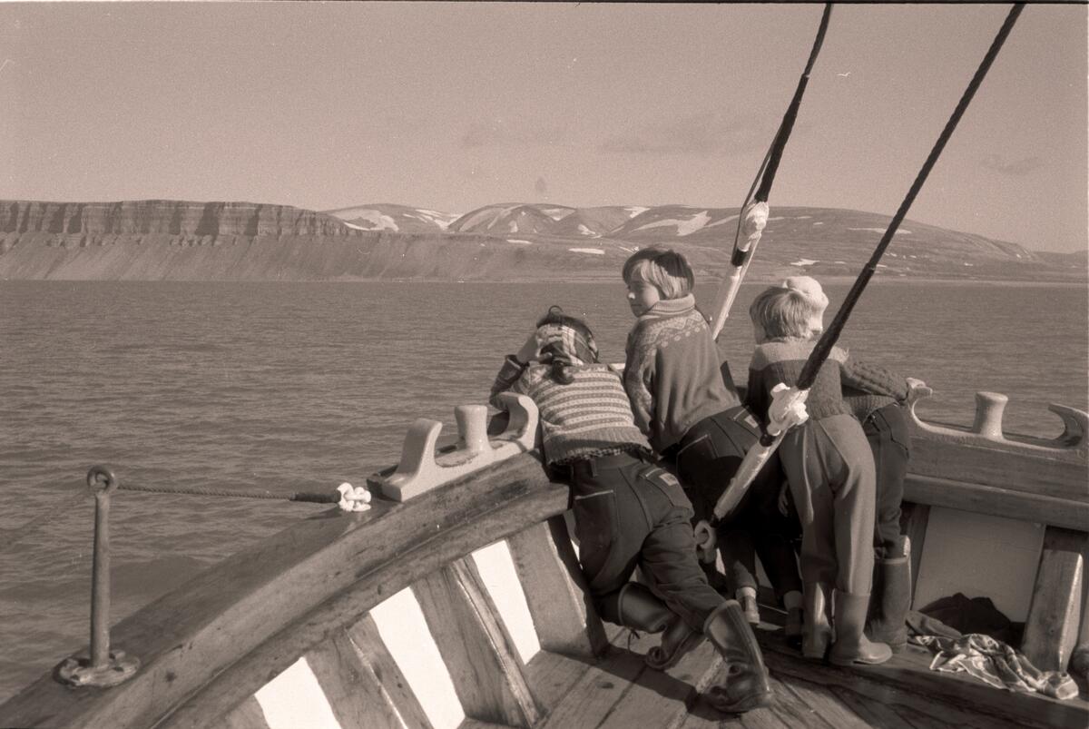 Tur med Nordsyssel til Hilmar Nøis på Fredheim i Tempelfjorden 26.juli 1960. Fra venstre: Tone Nødtvedt, Ingrid Wendt, Kari Wendt og Randi Nødtvedt