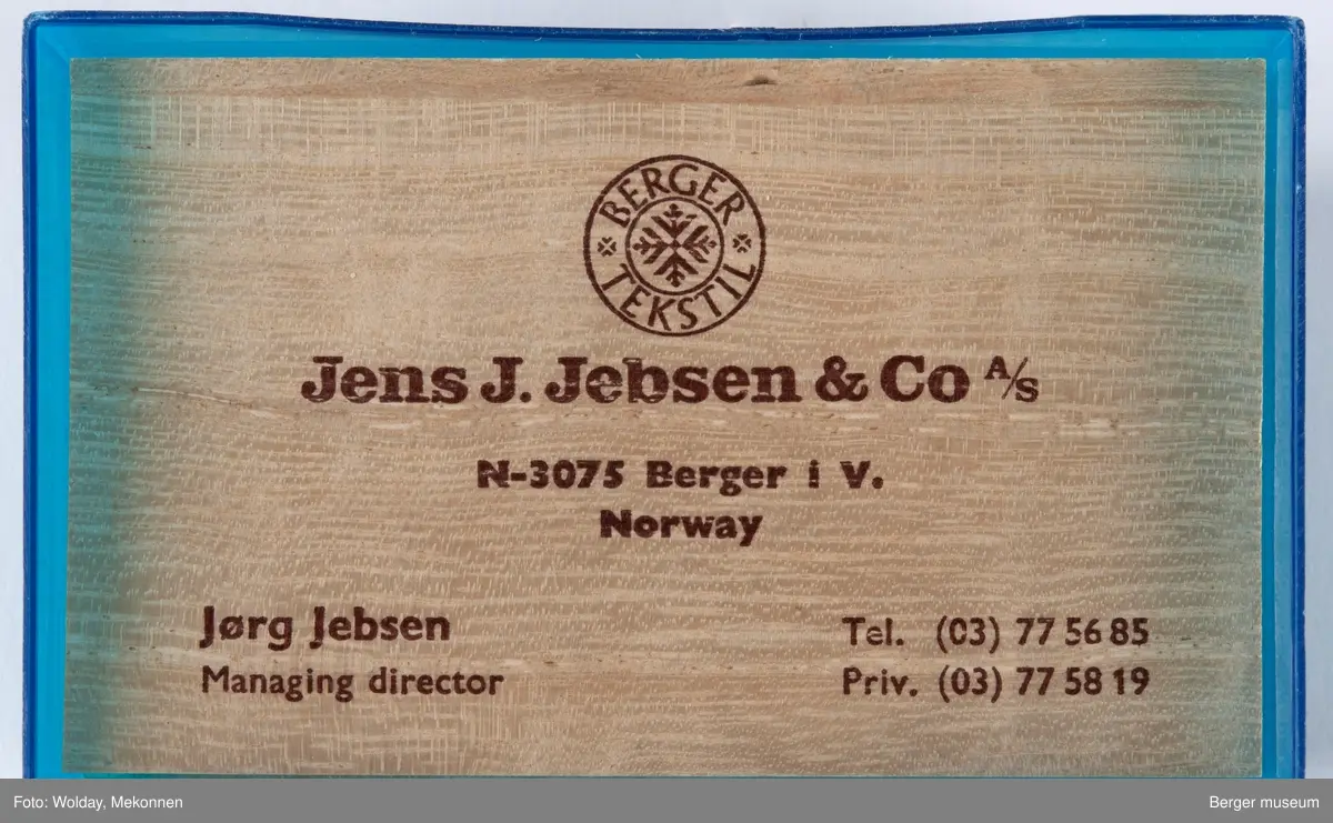 En blå boks med Jørg Jebsens visittkort