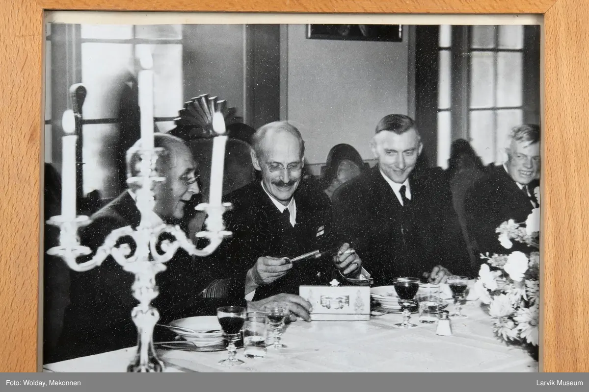 Kong Haakon 7 i Herregården 1946. Til venstre dr, Hans Teilmann Hansteen og til høyre for kongen byens ordfører Charles Andersen og fylkesmann Bassøe.