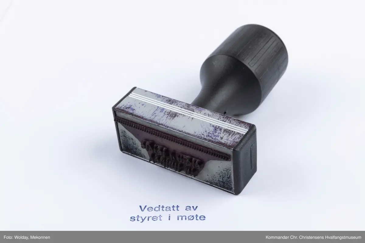 Stempel i plast. Teksten Vedtatt av styret i møte