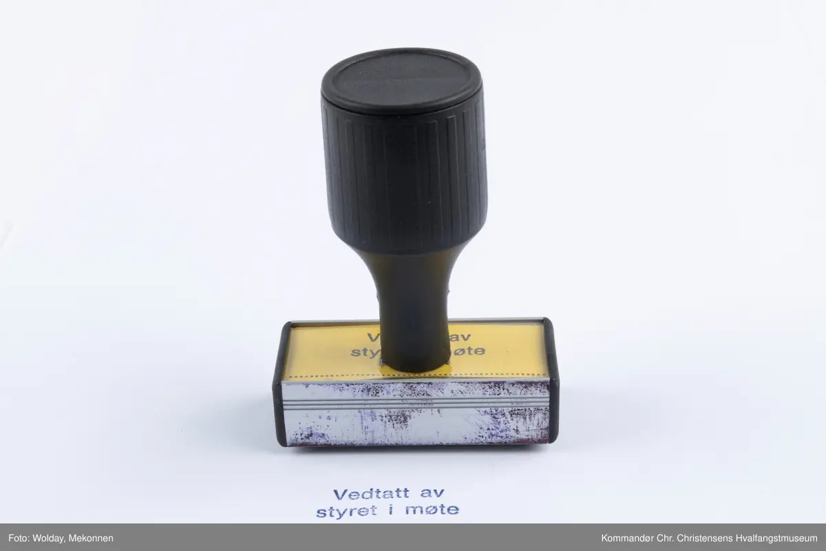Stempel i plast. Teksten Vedtatt av styret i møte