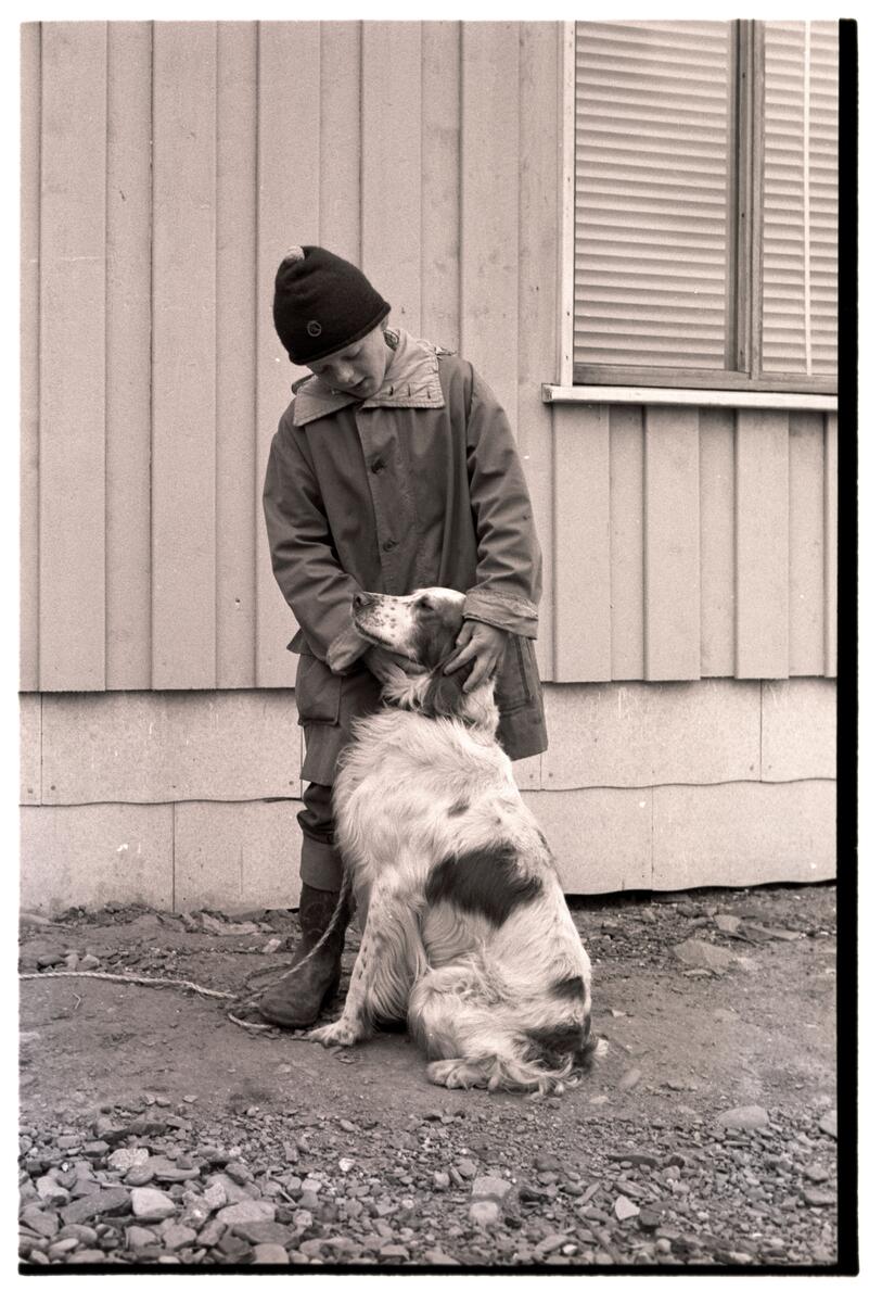 Eigil Nødtvedt med hunden Lasse utenfor Svalbard kirke i august 1960