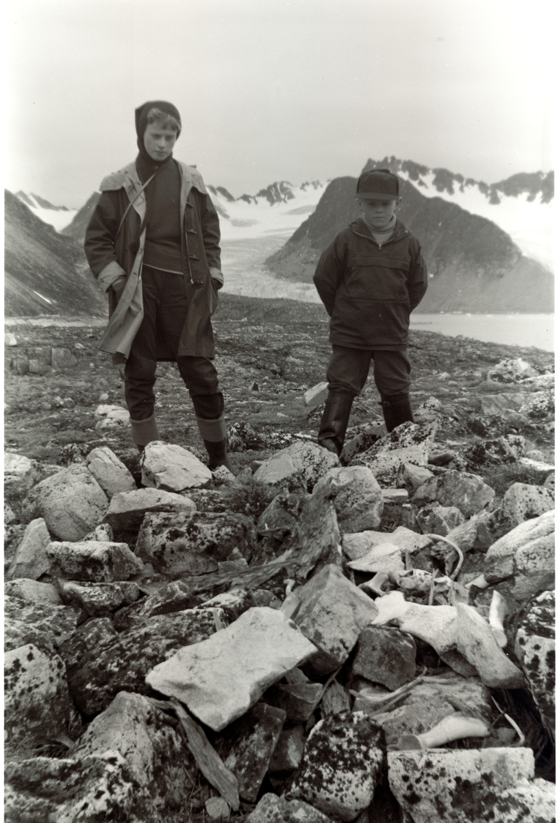 Magdalenefjorden sommeren 1958.  Sokneprest Erling J. Nødtvedt reiste med Nordsyssel til bl.a. Magdalenefjorden, Virgohamna og Reinsdyrflya for å finne graven til en tysker som omkom under 2.verdenskrig. Familien Nødtvedt fikk være med på turen.