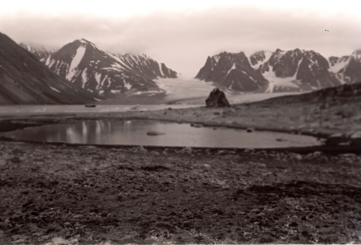 Magdalenefjorden sommeren 1958.  Sokneprest Erling J. Nødtvedt reiste med Nordsyssel til bl.a. Magdalenefjorden, Virgohamna og Reinsdyrflya for å finne graven til en tysker som omkom under 2.verdenskrig. Familien Nødtvedt fikk være med på turen.