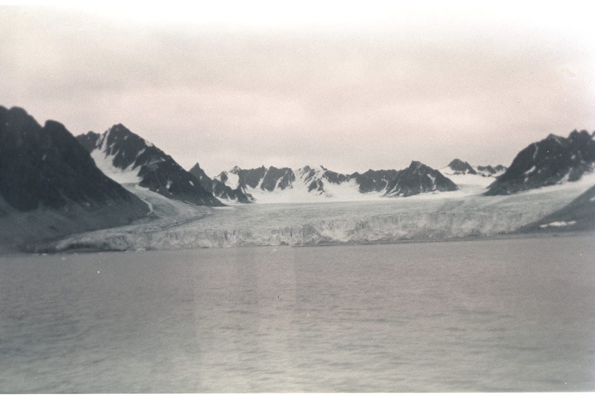 Isbre i Magdalenefjorden sommeren 1958.  Sokneprest Erling J. Nødtvedt reiste med Nordsyssel til bl.a. Magdalenefjorden, Virgohamna og Reinsdyrflya for å finne graven til en tysker som omkom under 2.verdenskrig. Familien Nødtvedt fikk være med på turen.