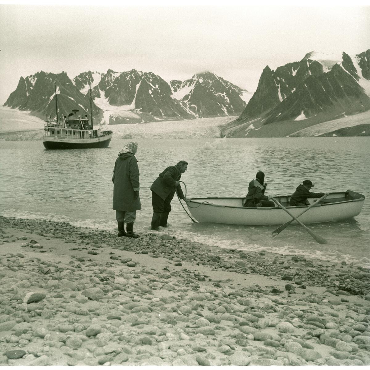 Magdalenefjorden. Sommeren 1958 dro sokneprest Erling J. Nødtvedt  med Nordsyssel nordover til Reinsdyrflya for å finne graven til en tysker som omkom under krigen.  Graven ble funnet på Reinsdyrflya. På veien var de bl.a. innom Ny Ålesund, Magdalenefjorden og Virgohamna.