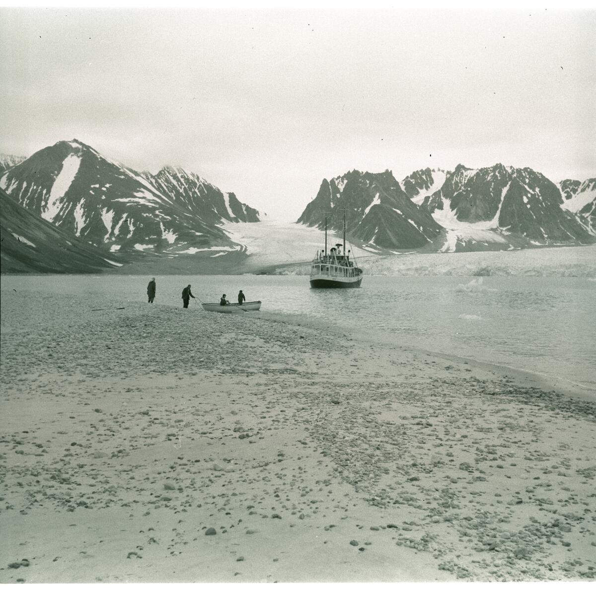 Magdalenefjorden. Sommeren 1958 dro sokneprest Erling J. Nødtvedt  med Nordsyssel nordover til Reinsdyrflya for å finne graven til en tysker som omkom under krigen.  Graven ble funnet på Reinsdyrflya. På veien var de bl.a. innom Ny Ålesund, Magdalenefjorden og Virgohamna.