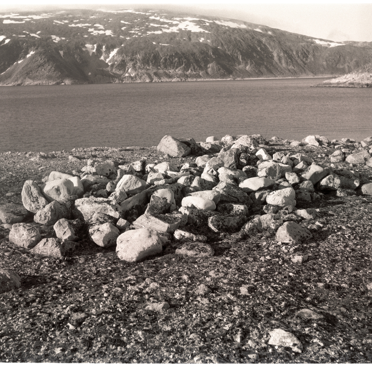 Graver i Virgohamna sommeren 1958. Sokneprest Erling J. Nødtvedt reiste med Nordsyssel til bl.a. Magdalenefjorden, Virgohamna og Reinsdyrflya for å finne graven til en tysker som omkom under 2.verdenskrig. Familien Nødtvedt fikk være med på turen.