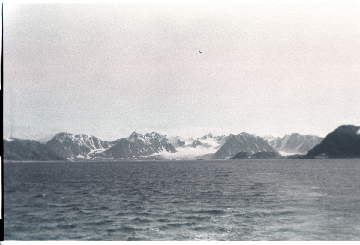 Landskap mellom Virgohamna og Magdalenefjorden. Sokneprest Erling J. Nødtvedt reiste med Nordsyssel til bl.a. Magdalenefjorden, Virgohamna og Reinsdyrflya for å finne graven til en tysker som omkom under 2.verdenskrig. Familien Nødtvedt fikk være med på turen.