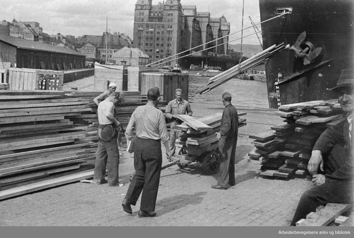 Bryggearbeidere, lasting og lossing. Oslo Havnelager. Sommeren 1946