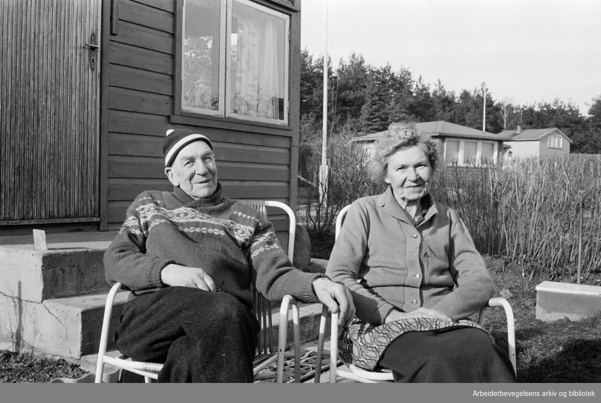 Ferieliv på Lindøya. Emilie og Henrik Jansen hører til veteranene på øya. April 1967