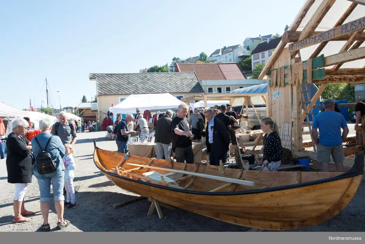 Fra standområdet til Geitbåtmuseet Husasnotra. Fotoserie fra Forbundet KYSTENs landsstevne som ble arrangert i Vågen i Kristiansund fra 20.-23. juli 2017. Det var Mellemværftet Fartøyvernforening som var vertskap for landsstevnet.