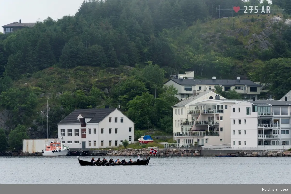 Fra rokonkurransen, lørdag, 22. juli 2017. Legg merke til "Hollywood"-skiltet som viser 275 år. Skiltet er en del av Kristiansund kommunes markering for å feire det er 275 år siden Kristiansund fikk status som kjøpstad i 1742. Fotoserie fra Forbundet KYSTENs landsstevne som ble arrangert i Vågen i Kristiansund fra 20.-23. juli 2017. Det var Mellemværftet Fartøyvernforening som var vertskap for landsstevnet.