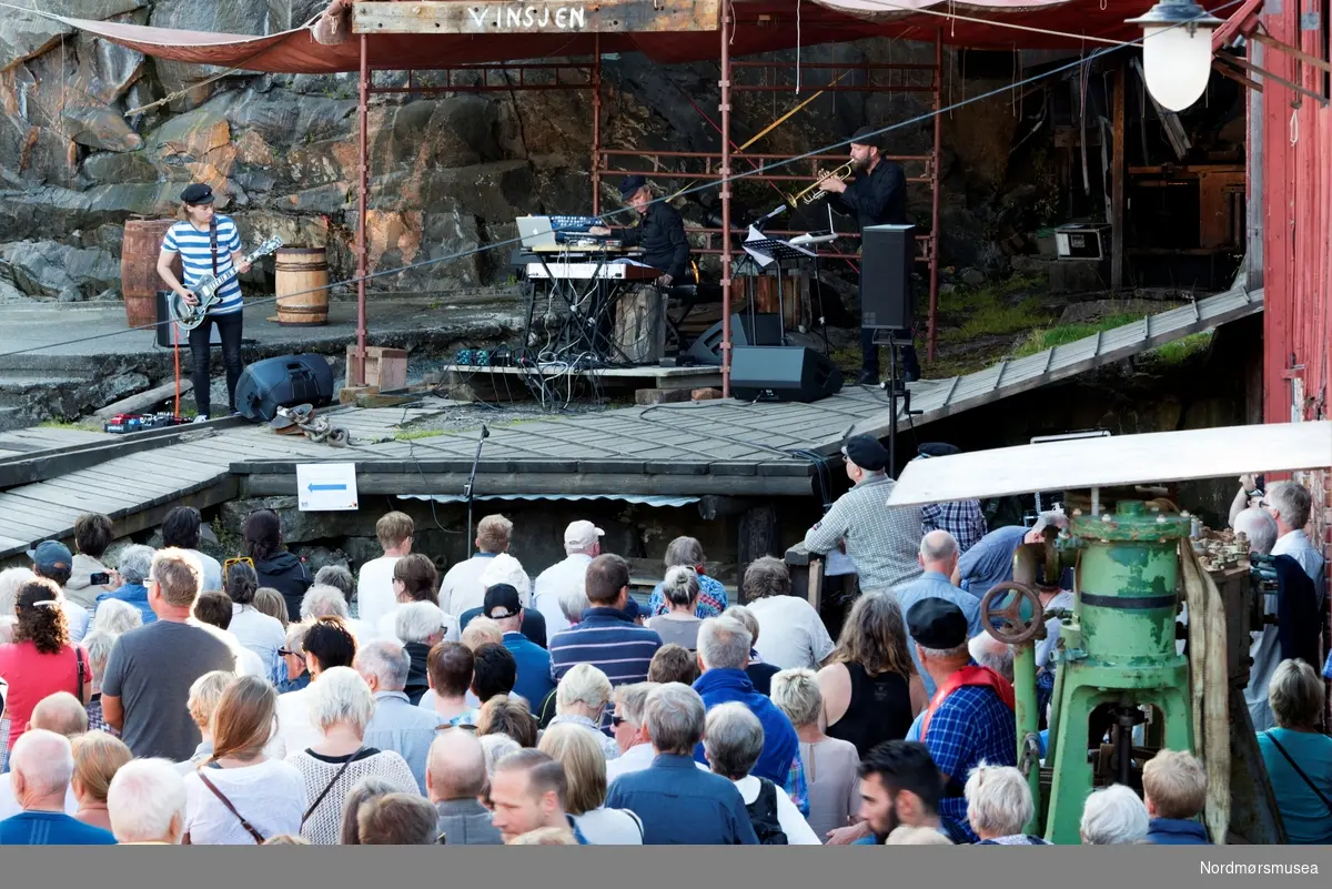 "Lyden av Vågen" et musikalsk verk av Kjetil Bjerkestrand fremføres ved slippen på Mellemværftet i Kristiansund. Fotoserie fra Forbundet KYSTENs landsstevne som ble arrangert i Vågen i Kristiansund fra 20.-23. juli 2017. Det var Mellemværftet Fartøyvernforening som var vertskap for landsstevnet.