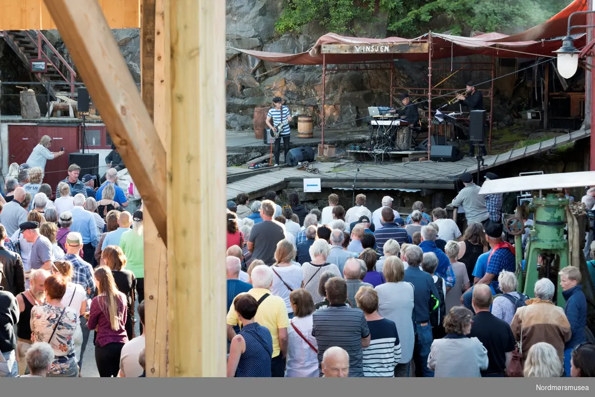 "Lyden av Vågen" et musikalsk verk av Kjetil Bjerkestrand fremføres ved slippen på Mellemværftet i Kristiansund. Fotoserie fra Forbundet KYSTENs landsstevne som ble arrangert i Vågen i Kristiansund fra 20.-23. juli 2017. Det var Mellemværftet Fartøyvernforening som var vertskap for landsstevnet.