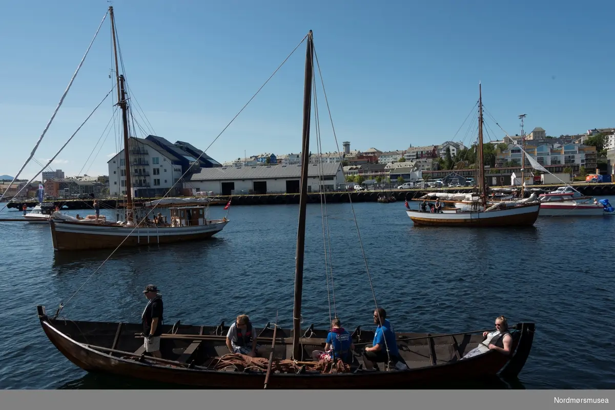 Båter ved innløpet til Vågen i Krisiansund. Fotoserie fra Forbundet KYSTENs landsstevne som ble arrangert i Vågen i Kristiansund fra 20.-23. juli 2017. Det var Mellemværftet Fartøyvernforening som var vertskap for landsstevnet.