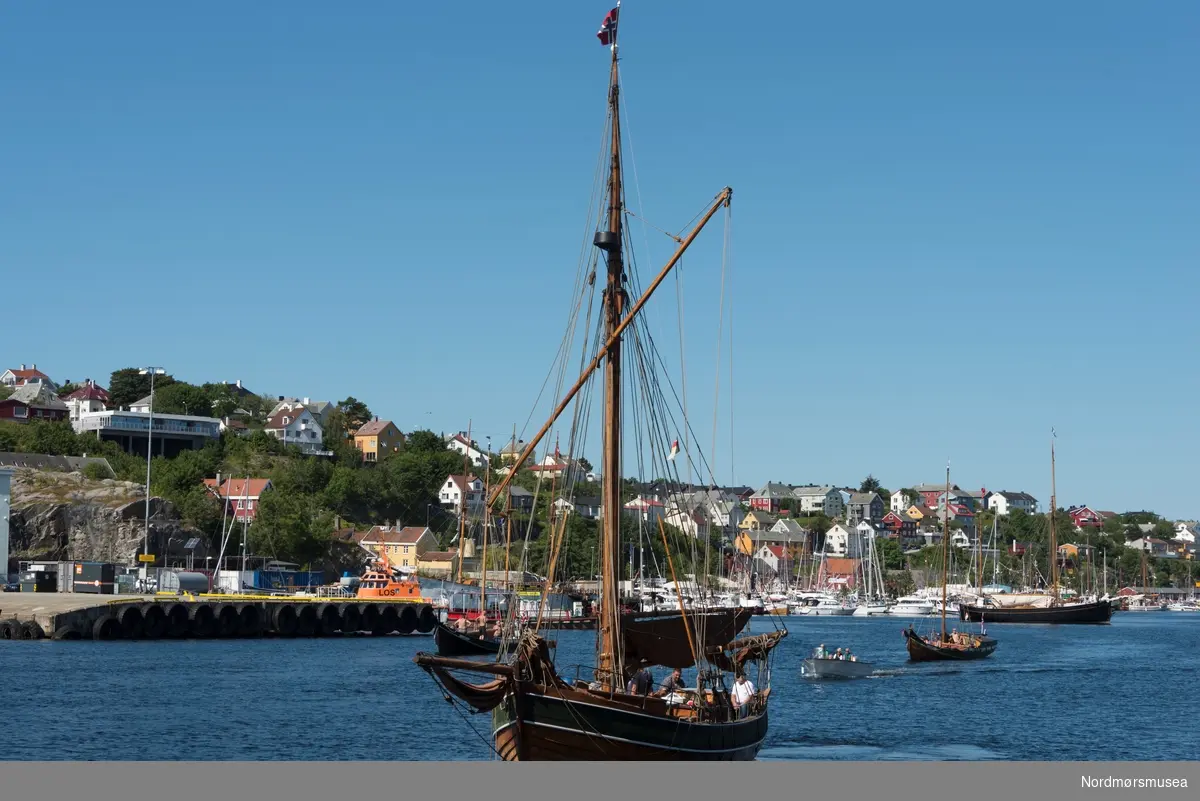 Båter inne i Vågen i Krisiansund. Fotoserie fra Forbundet KYSTENs landsstevne som ble arrangert i Vågen i Kristiansund fra 20.-23. juli 2017. Det var Mellemværftet Fartøyvernforening som var vertskap for landsstevnet.