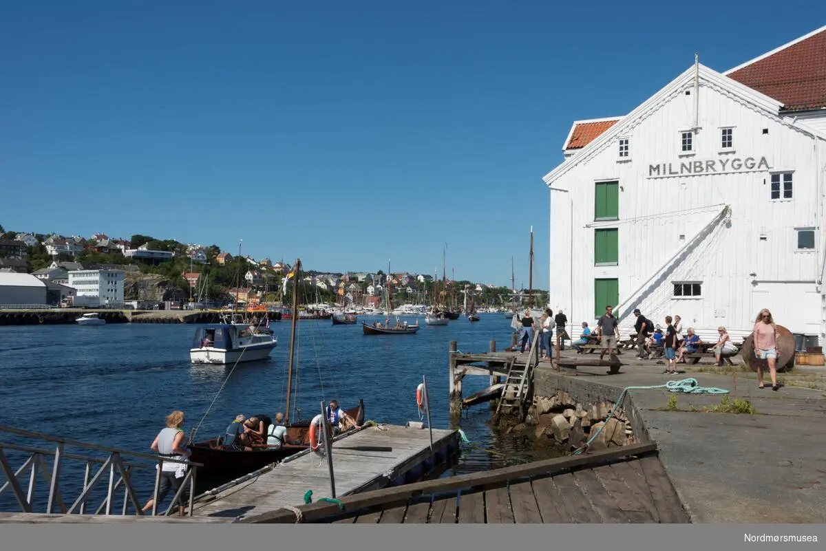 Båter ved Milnbrygga og innløpet til Vågen i Krisiansund. Fotoserie fra Forbundet KYSTENs landsstevne som ble arrangert i Vågen i Kristiansund fra 20.-23. juli 2017. Det var Mellemværftet Fartøyvernforening som var vertskap for landsstevnet.