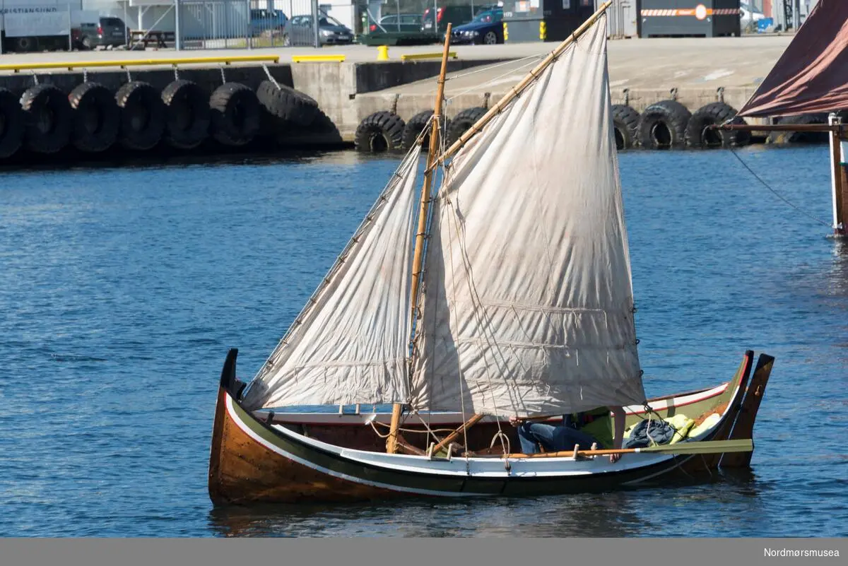 Seilbåt ved innløpet til Vågen i Kristiansund. Fotoserie fra Forbundet KYSTENs landsstevne som ble arrangert i Vågen i Kristiansund fra 20.-23. juli 2017. Det var Mellemværftet Fartøyvernforening som var vertskap for landsstevnet.