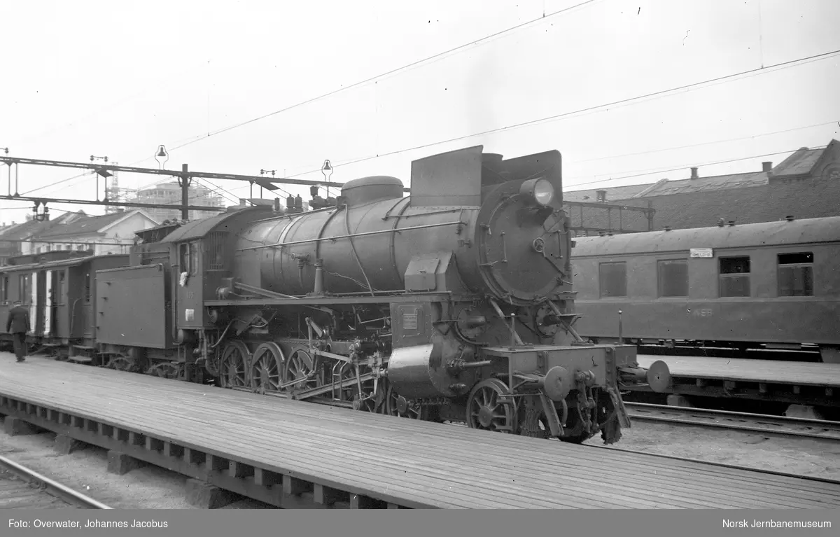 Damplokomotiv type 31b nr. 453 med persontog til Gjøvikbanen på Oslo Østbanestasjon