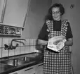 Fru Anna Hjelm visade i februari 1950 stolt upp familjens nya lägenhet på Majeldsvägen 1 C. Hon berättar för tidningen Östgöten om sin stora glädje över att ha fått ett kylskåp i lägenheten.
...
...
...

385 bilder om Linköping på 1950-talet från tidningen Östgötens arkiv. Framtidstro och optimism är ord som sammanfattar Linköping på femtiotalet. Årtiondet innebar satsningar för att förbättra linköpingsbornas livsvillkor. Bostadsfrågan och trafiklösningarna dominerade den lokalpolitiska agendan.
Bilderna digitaliserades år 2013.