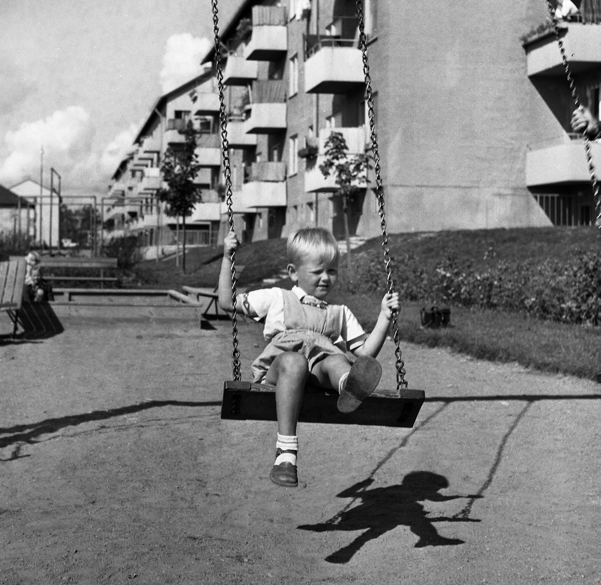 Bruno Andersson gungar på gården till Solrosgatan 4. 
Barn som gungar.
...
...
...

385 bilder om Linköping på 1950-talet från tidningen Östgötens arkiv. Framtidstro och optimism är ord som sammanfattar Linköping på femtiotalet. Årtiondet innebar satsningar för att förbättra linköpingsbornas livsvillkor. Bostadsfrågan och trafiklösningarna dominerade den lokalpolitiska agendan.
Bilderna digitaliserades år 2013.