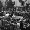 Kungabesök i Linköping.
Eriksgatan i maj 1953. I en öppen Mercedes gjorde kungaparet en bejublad rundtur i Linköpings centrala delar. Här passerar kungaparet Stadshuset.
...
...
...

385 bilder om Linköping på 1950-talet från tidningen Östgötens arkiv. Framtidstro och optimism är ord som sammanfattar Linköping på femtiotalet. Årtiondet innebar satsningar för att förbättra linköpingsbornas livsvillkor. Bostadsfrågan och trafiklösningarna dominerade den lokalpolitiska agendan.
Bilderna digitaliserades år 2013.