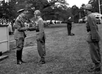 Kungabesök i Linköping.
Eriksgatan i maj 1953. I en öppen Mercedes gjorde kungaparet en bejublad rundtur i Linköpings centrala delar. Militärer och kungen på Grenadjärsvallen. ...
...
...
...

385 bilder om Linköping på 1950-talet från tidningen Östgötens arkiv. Framtidstro och optimism är ord som sammanfattar Linköping på femtiotalet. Årtiondet innebar satsningar för att förbättra linköpingsbornas livsvillkor. Bostadsfrågan och trafiklösningarna dominerade den lokalpolitiska agendan.
Bilderna digitaliserades år 2013.