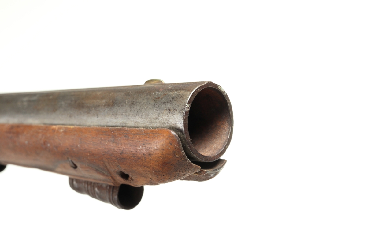 Flintlåspistol med helstock i valnöt. Pipan, varbygeln, tumplåten och sidoplåten är i ciselerad stål med upphöjda ornament. På låsblecket är namnet Willem van Essen graverat. Även framstocken har utsirade ornament i relief. Här finns även en spetsrörka och en överrörka, även dessa i stål. Kolvkappan, i stål, är försedd med en kolvknapp iform av en maskaron, omgärdad av ett slingmönster. Pipan är slätborrad, och här finns ett litet mässingskorn längst ut vid mynningen.
Inskrivet i huvudkatalogen 1869.