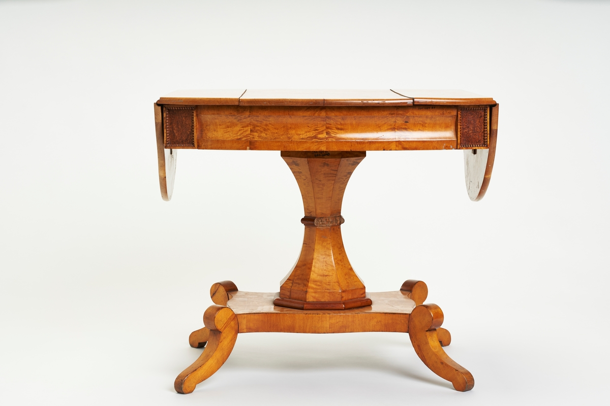 Firkanter av presset rotved ved hjørnene. Ellers dekorert med flammebjerk.