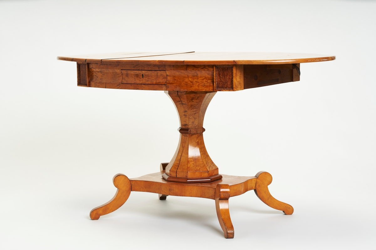 Firkanter av presset rotved ved hjørnene. Ellers dekorert med flammebjerk.