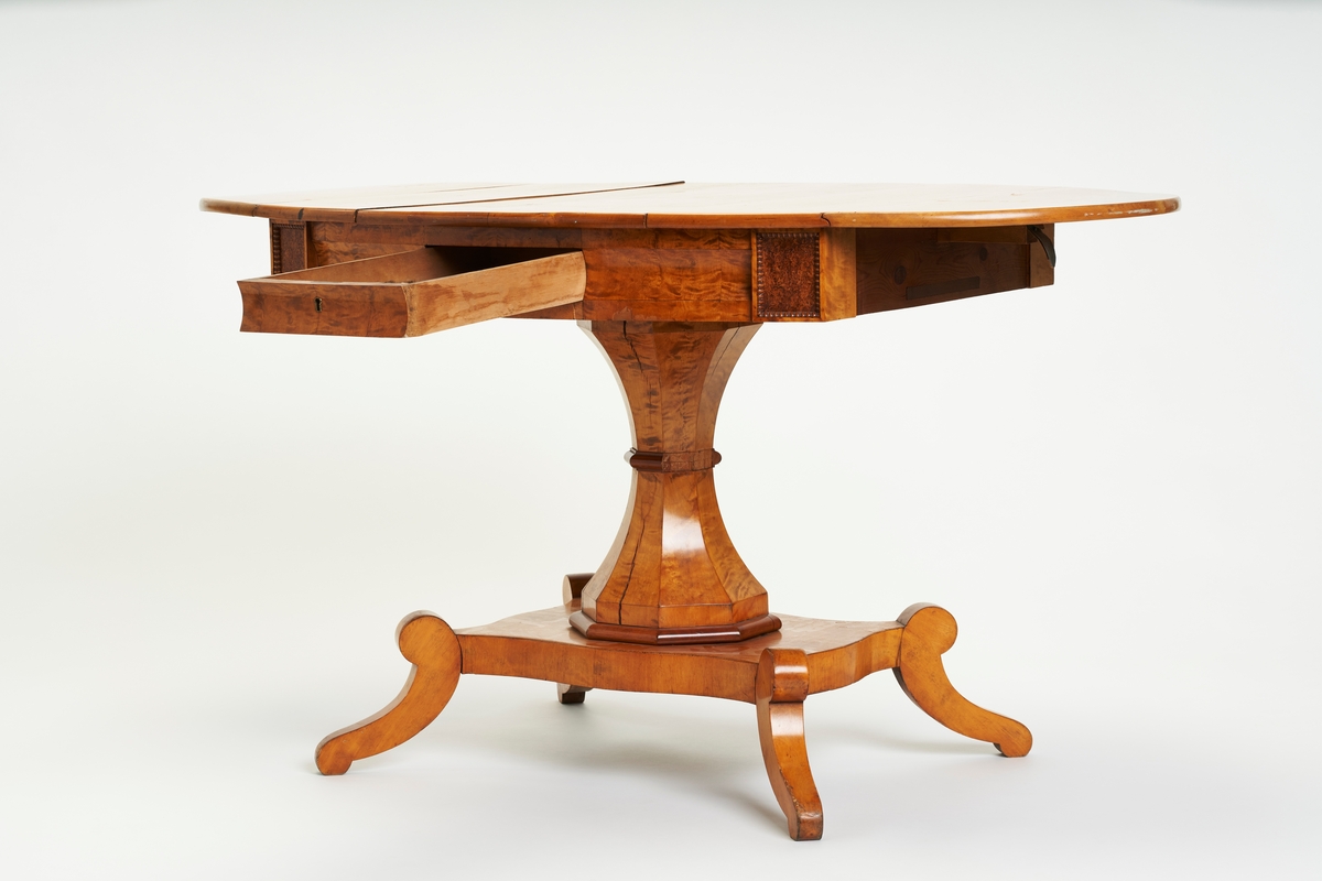 Firkanter av presset rotved ved hjørnene. Ellers dekorert med flammebjerk.