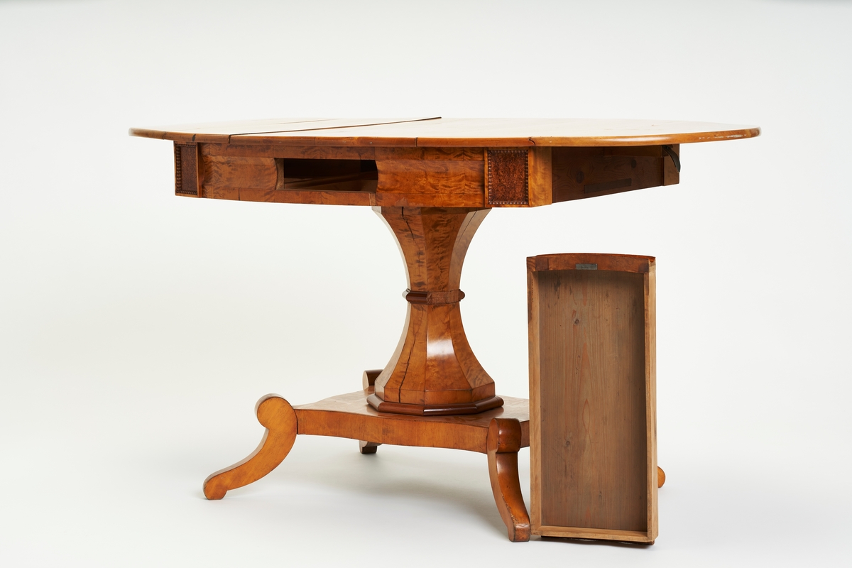 Firkanter av presset rotved ved hjørnene. Ellers dekorert med flammebjerk.