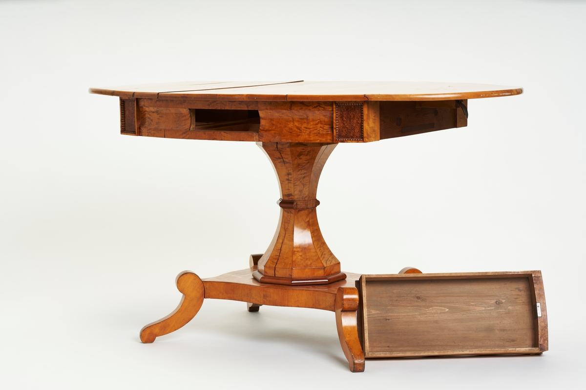 Firkanter av presset rotved ved hjørnene. Ellers dekorert med flammebjerk.