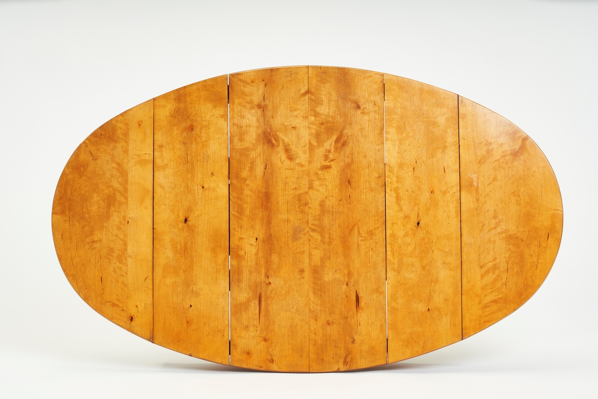 Firkanter av presset rotved ved hjørnene. Ellers dekorert med flammebjerk.