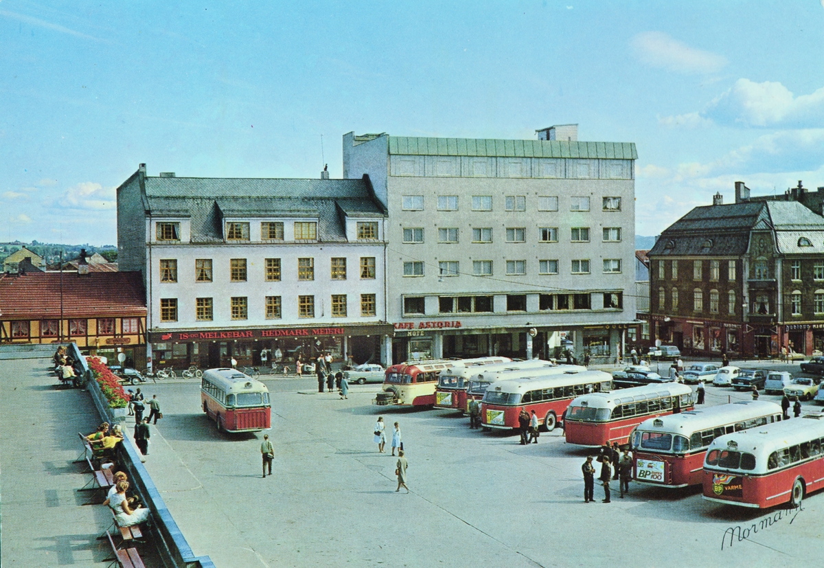 Postkort, Hamar, Østre Torg, rutebilstajon, rutebiltaket, busser, Melkebaren til Hedmark meieri, Hotell Astoria, HOB: Hamar og Omland Bilruter sine busser, busselskap etablert i 1950,