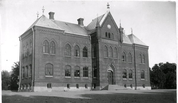 Bilden är publicerad i Hallands Nyheter, 1944-12-07: "50-års jubileum vid Varbergs samrealskola". Bildtext: "Nybyggnaden av år 1894". Denna bild är troligen från när skolan var helt nybyggd år 1893 som Elementarläroverk för gossar. Tillhör samlingen med fotokopior från Hallands Nyheter som är från 1930-1940-talen.