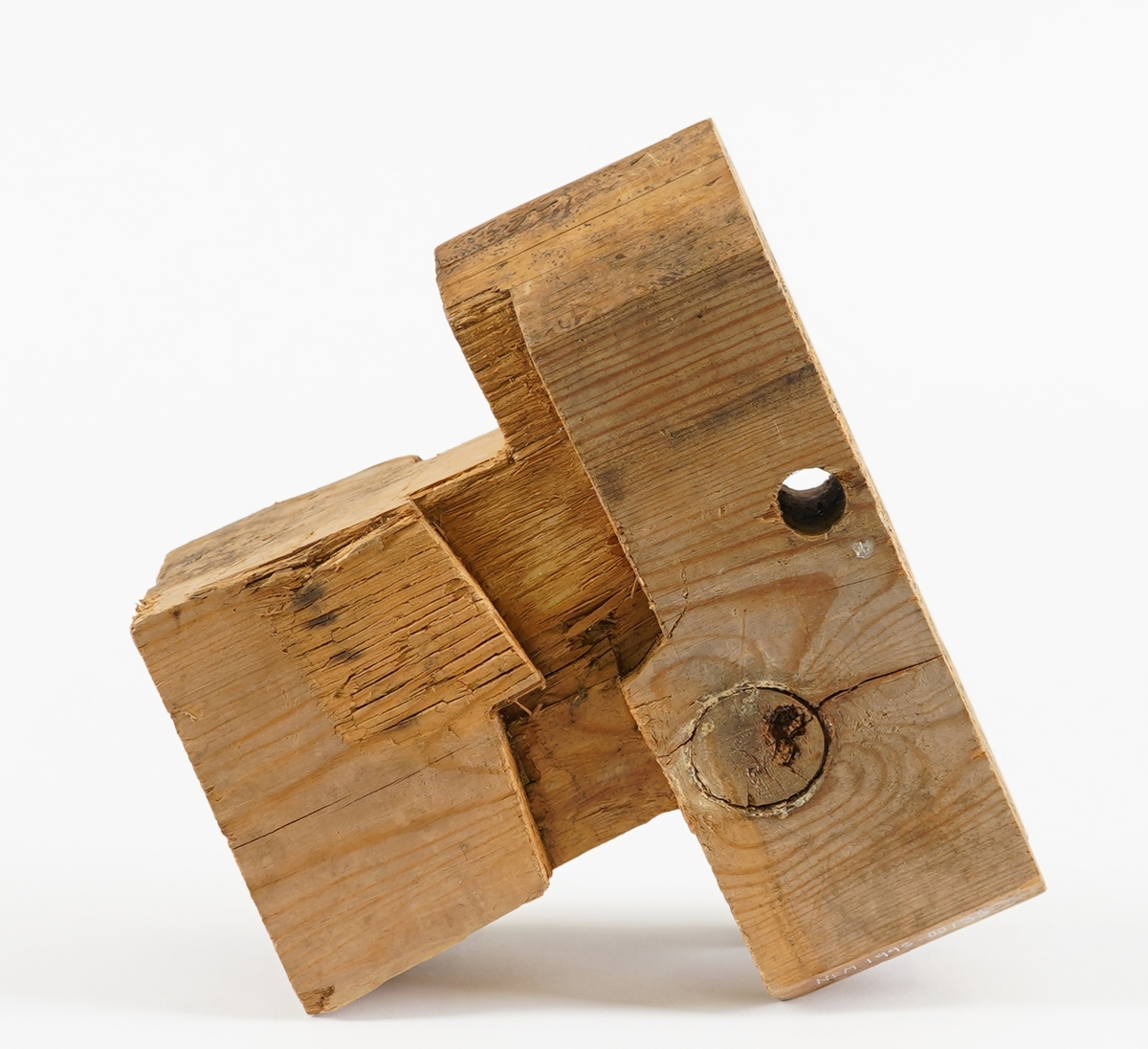 Enden av ein stokk i ein laftevegg - den delen som stikk utanfor veggen, samt ytste delen av stokken innanfor lafteknuten. Måling på del som har vore på innsida i huset.