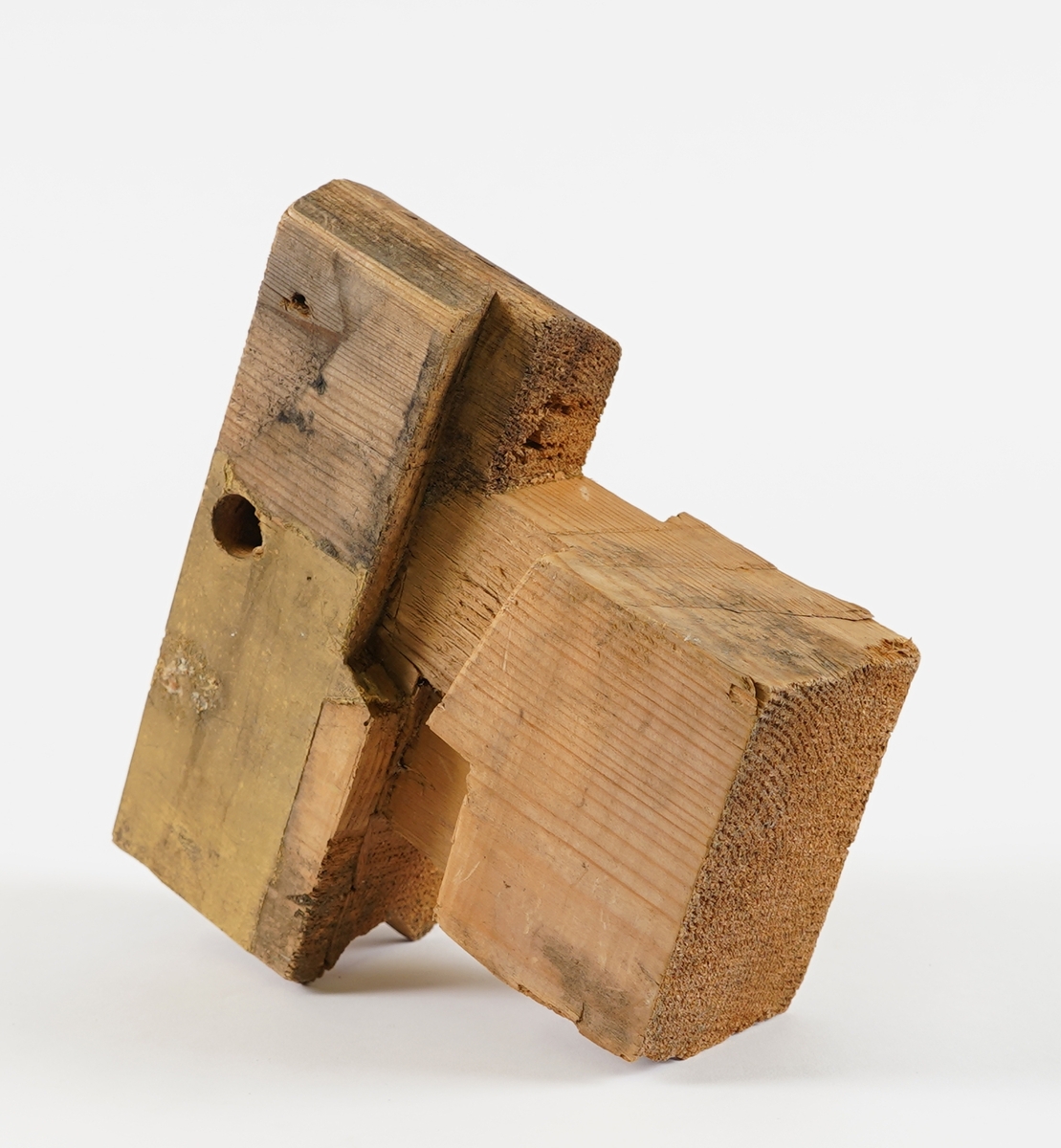Enden av ein stokk i ein laftevegg - den delen som stikk utanfor veggen, samt ytste delen av stokken innanfor lafteknuten. Måling på del som har vore på innsida i huset.