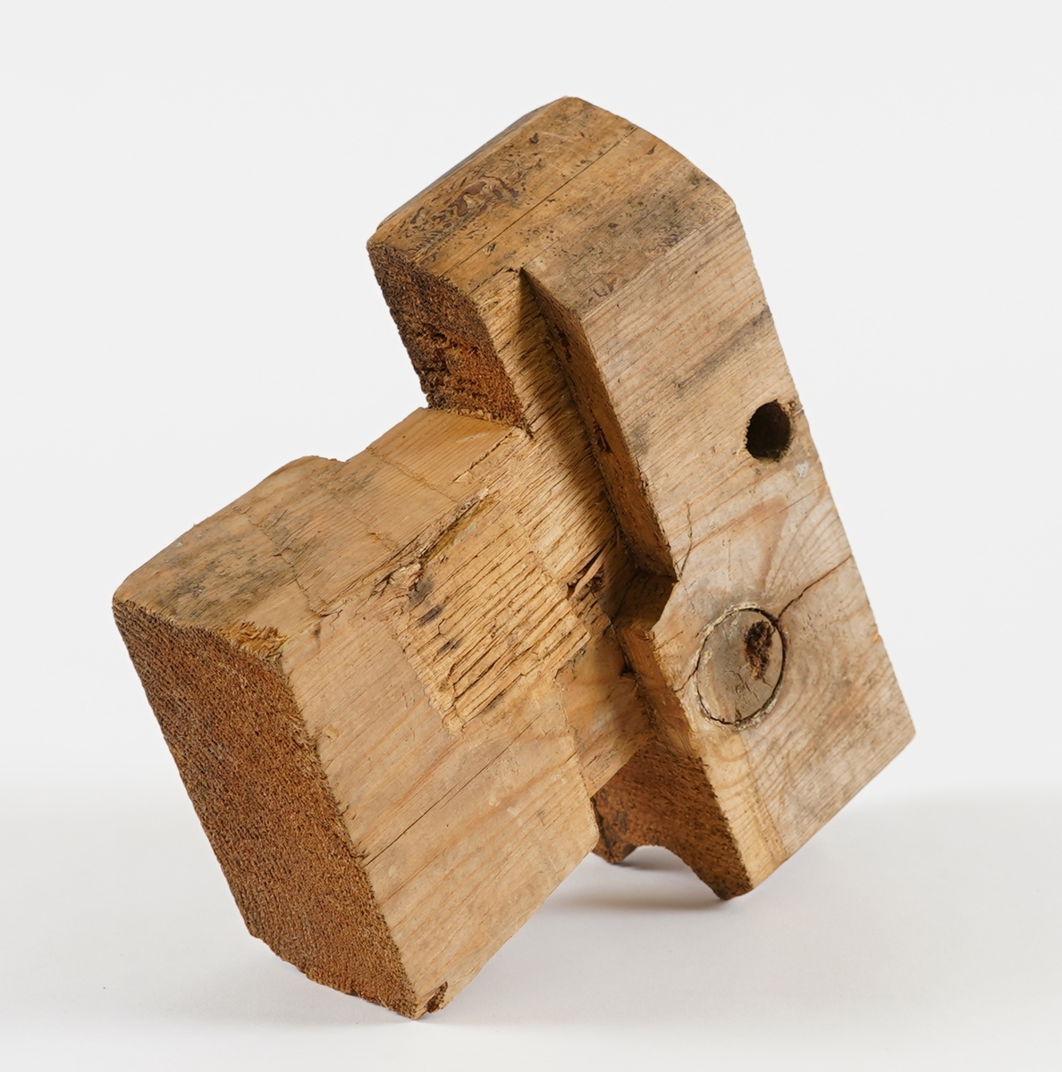 Enden av ein stokk i ein laftevegg - den delen som stikk utanfor veggen, samt ytste delen av stokken innanfor lafteknuten. Måling på del som har vore på innsida i huset.
