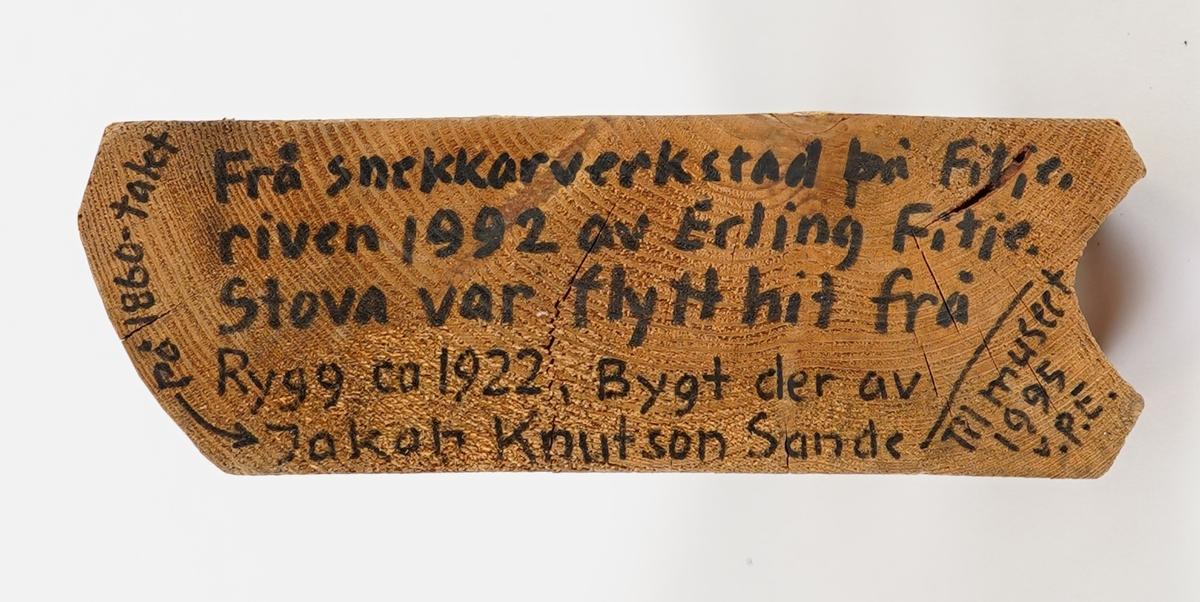 Enden av ein stokk i ein laftevegg - den delen som stikk utanfor veggen, samt ytste delen av stokken innanfor lafteknuten. Måling på del som har vore på innsida i huset.