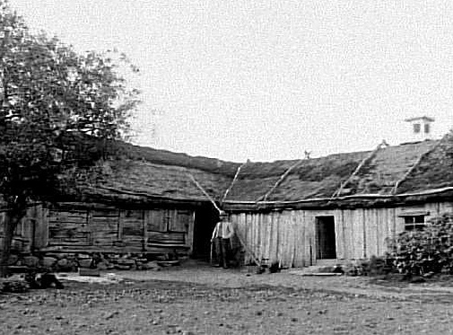 Vinkelbyggd bondgård i Tunarp