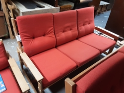 Møblement. Sofagruppe i trehvitt tre og rød tekstil. Består av en tre-seter sofa, en to-seter sofa og to stoler.