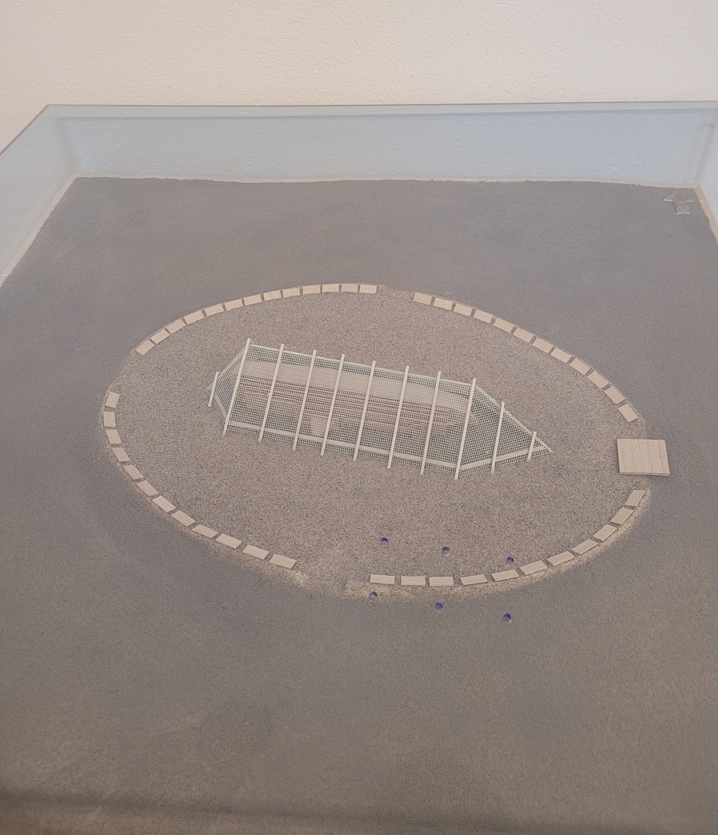"Tabernaklet". Modell till alternativ för den planerade övertäckningen av vraket M/S Estonia. Modellen är utförd i september 1995. Modellen är placerad på träplatta med plexiglashuv.
6 hål, 3+3 parallellt, i plexihuvens tak illustrerar hur bojar var tänkta att märka ut platsen.
