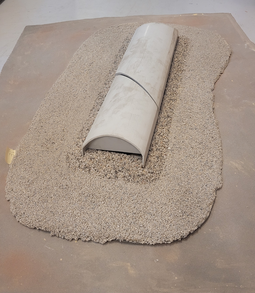 "Skeppsvalvet". Modell till alternativ för den planerade övertäckningen av vraket M/S Estonia. Modellen är utförd i september 1995. Modellen utan monter visande endast själva övertäckningen. Valvet är delbart och löst i två sektioner med fartygsmodell av M/S Estonia som vrak under.