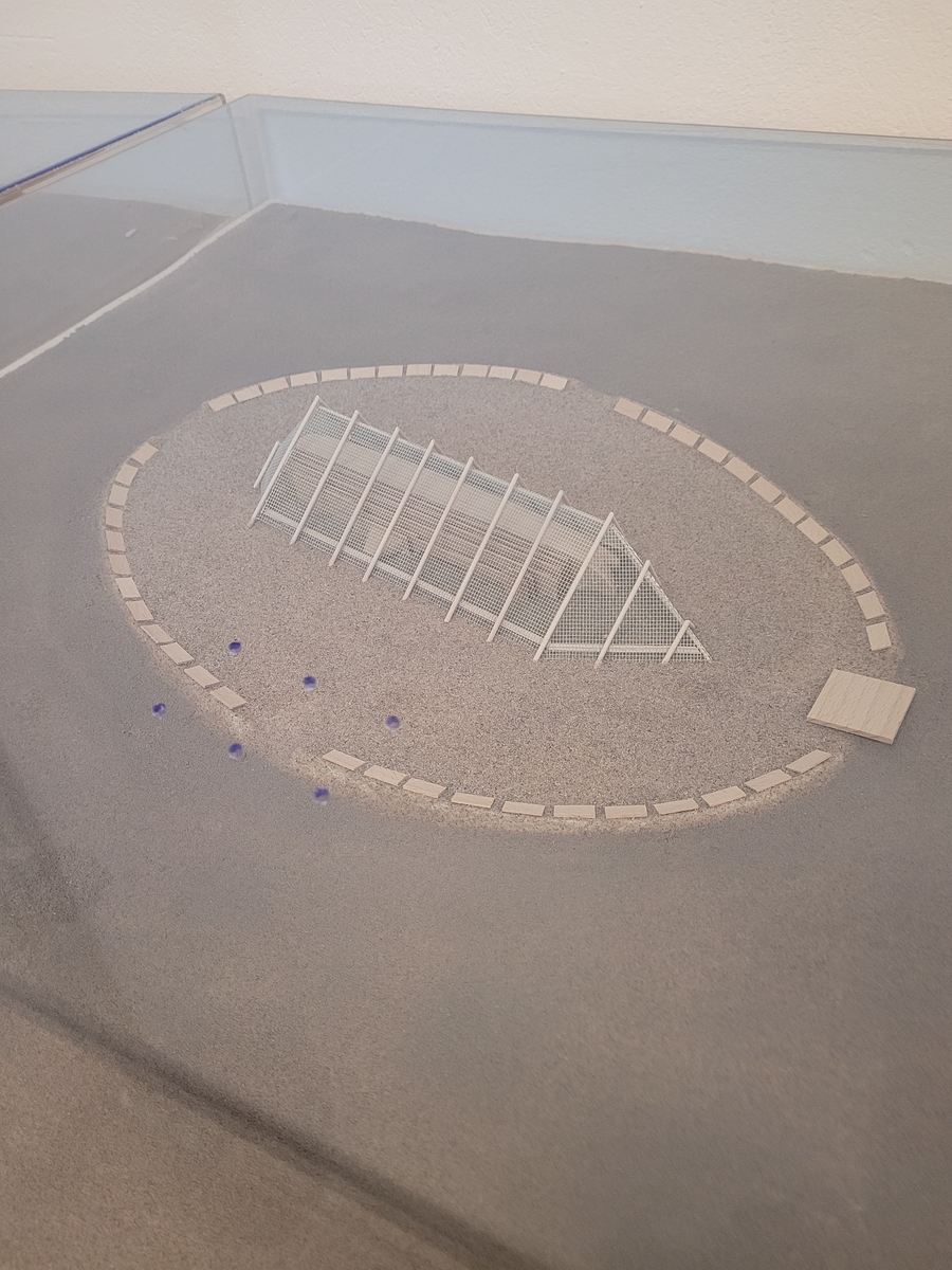 "Tabernaklet". Modell till alternativ för den planerade övertäckningen av vraket M/S Estonia. Modellen är utförd i september 1995. Modellen är placerad på träplatta med plexiglashuv.
6 hål, 3+3 parallellt, i plexihuvens tak illustrerar hur bojar var tänkta att märka ut platsen.