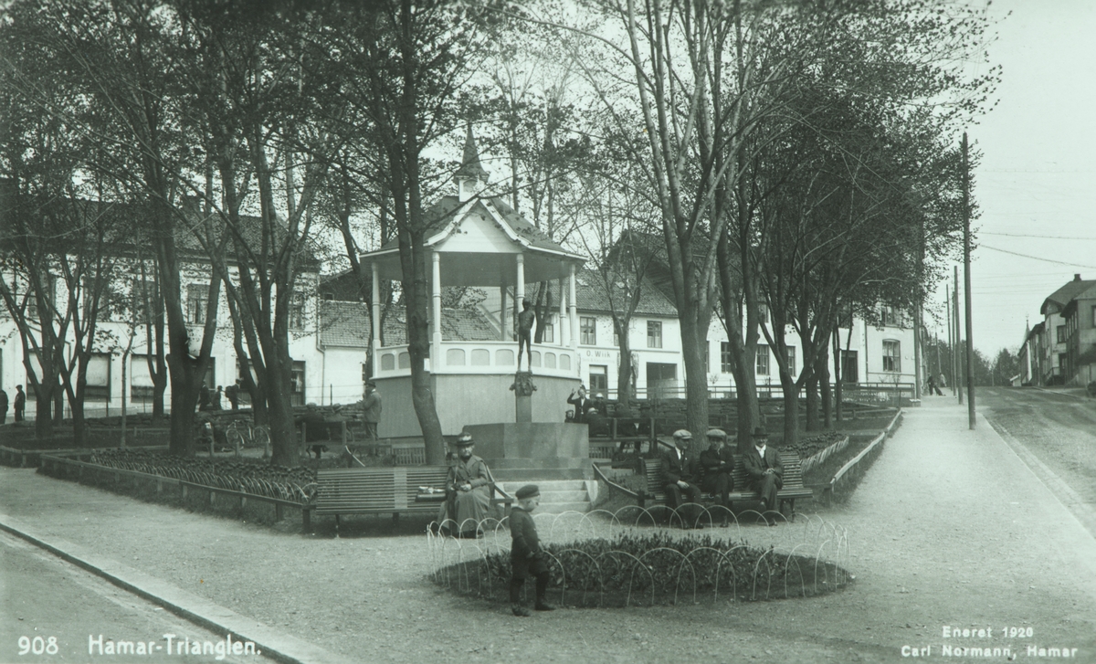 Postkort, Hamar, Triangelen, Triangelparken, Seminargata, musikkpaviljongen, statuen av Gustav Vigeland "Gutten på Triangelen"
